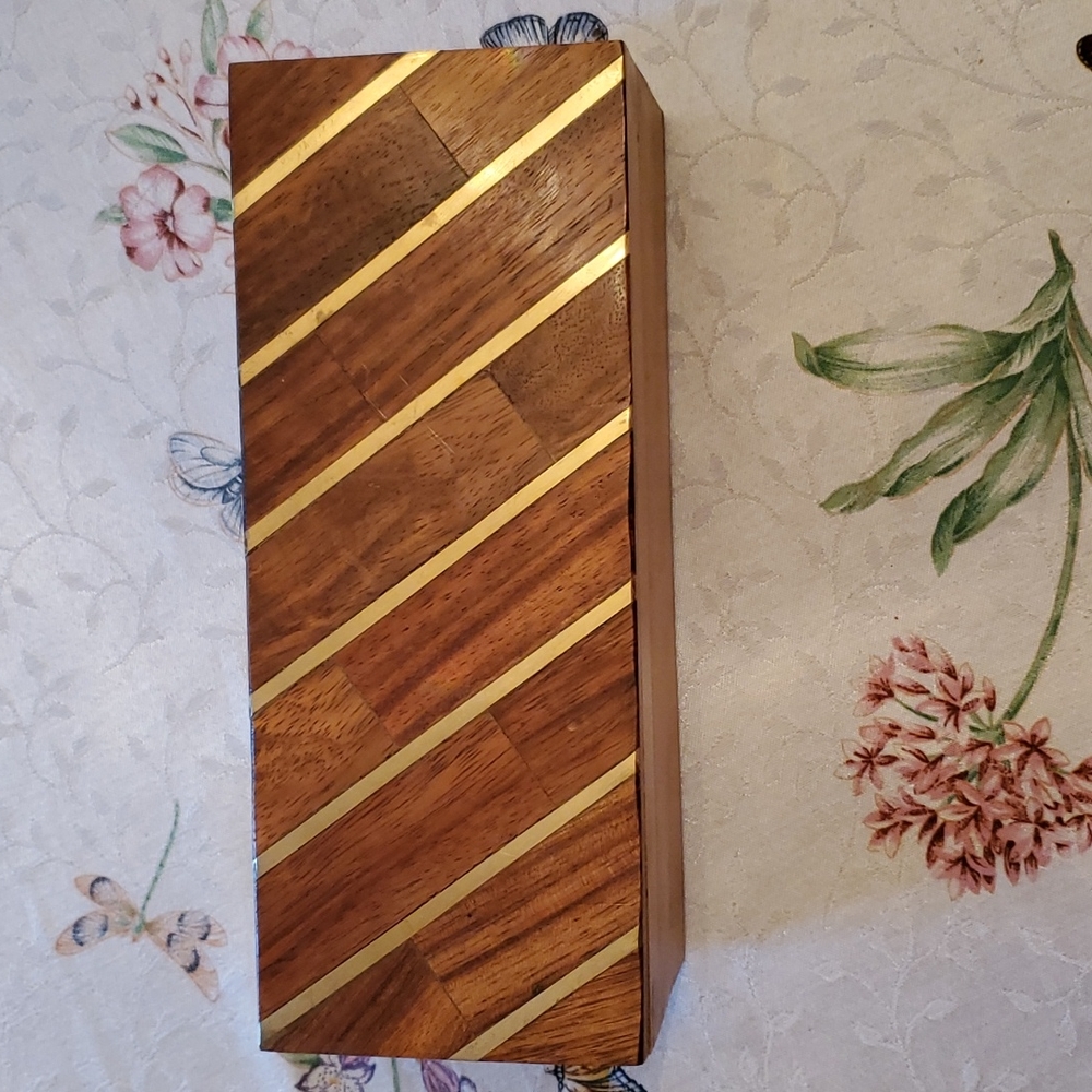 Decorative box with lid